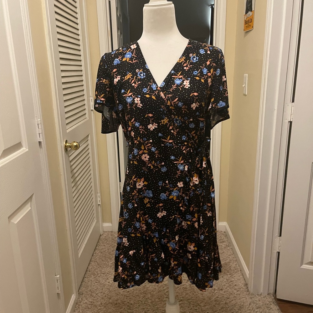 Cute wrap dress. Zips in the back. Size S